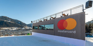 Beitragsbild des Blogbeitrags Inklusion und digitales Bezahlen im Fokus: Mastercard erneuter Sponsor der Kitzbüheler Hahnenkamm-Rennen