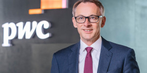 Beitragsbild des Blogbeitrags PwC-Studie: Knapp die Hälfte der österreichischen CEOs geht 2024 von Wirtschaftswachstum aus