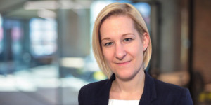 Beitragsbild des Blogbeitrags Sarah Hörmanseder, DenizBank: „Unsere Aufgabe ist es menschlich zu sein und den Durchblick zu behalten.”