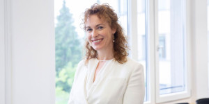 Beitragsbild des Blogbeitrags Gastkommentar von Prof. Dagmar M. Schuller: „Wert der Intelligenz: Die Zukunft des Denkens – Mensch und KI im Dialog“
