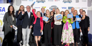 Beitragsbild des Blogbeitrags Die Finance Marketer of the year 2023 sind Barbara Bleier-Serentschy (Volksbank Wien), Sabine Pfeffer (UNIQA), Martina Maurer (BAWAG), Katharina Herzog (money:care) und Nina Schellnegger (Merkur Versicherung)