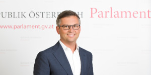 Beitragsbild des Blogbeitrags Finanzministerium erzielte 2023 rund 185 Millionen Euro Steuereinnahmen durch KI
