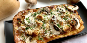 Beitragsbild des Blogbeitrags Gefüllter Kürbis – Butternut mit Croutons und Pilzen