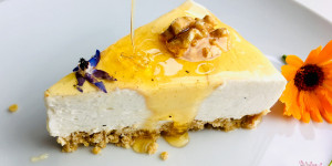 Beitragsbild des Blogbeitrags Joghurttorte mit griechischem Joghurt und Honig