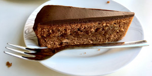 Beitragsbild des Blogbeitrags Omas Sachertorten Rezept – die Torte der extraklasse