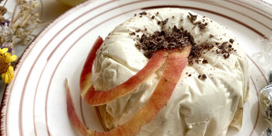 Beitragsbild des Blogbeitrags Dessert ohne Zucker – Mascarpone Terrine mit Bratapfelgelee