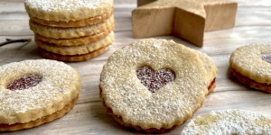 Beitragsbild des Blogbeitrags Linzeraugen – Rezept für butterzarte Linzer Kekse 
