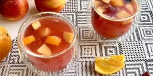 Beitragsbild des Blogbeitrags Silvester Bowle – Rezept mit Blaubeere, Nektarine und Granatapfel