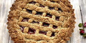 Beitragsbild des Blogbeitrags Linzer Torte Rezept – saftig, zart mürbe und mit Mohn 