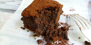 Beitragsbild des Blogbeitrags Schoko-Bananen-Kuchen mit Schokoglasur