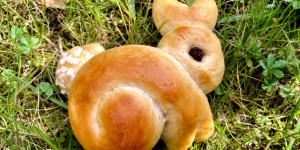 Beitragsbild des Blogbeitrags Osterhasen backen aus Hefeteig
