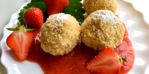 Beitragsbild des Blogbeitrags Topfenknödel mit fruchtiger Erdbeersauce 