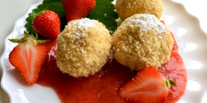Beitragsbild des Blogbeitrags Topfenknödel mit fruchtiger Erdbeersauce