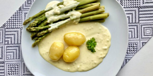 Beitragsbild des Blogbeitrags Grüner Spargel mit Kartoffeln und Zitronensauce