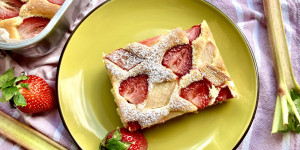 Beitragsbild des Blogbeitrags Erdbeer Rhabarber Kuchen