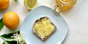 Beitragsbild des Blogbeitrags Holunderblütengelee mit Orangensaft