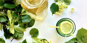 Beitragsbild des Blogbeitrags Sommerlicher Lindenblüten Tee – Lindenblüten Eistee