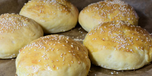 Beitragsbild des Blogbeitrags Burgerbrötchen selbst machen – beste Burger Buns 