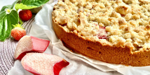 Beitragsbild des Blogbeitrags Rhabarberkuchen mit Streuseln