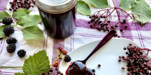 Beitragsbild des Blogbeitrags Holunder Marmelade mit Brombeeren