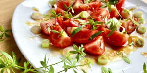Beitragsbild des Blogbeitrags Tomatensalat mit Labkraut Rezept