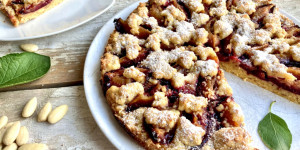 Beitragsbild des Blogbeitrags Glutenfreier Zwetschgenkuchen mit Streusel 