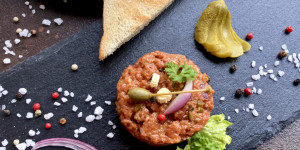 Beitragsbild des Blogbeitrags Beef Tatar – bestes Rindertatar Rezept