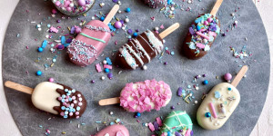 Beitragsbild des Blogbeitrags Cakesicles – bunte Kuchen am Stiel 