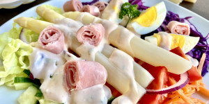 Beitragsbild des Blogbeitrags Weißer Spargelsalat mit Schinken