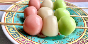 Beitragsbild des Blogbeitrags Dango Rezept – bunte Klebreisbällchen