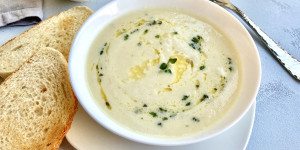 Beitragsbild des Blogbeitrags Spargelcremesuppe Rezept- super cremig und einfach