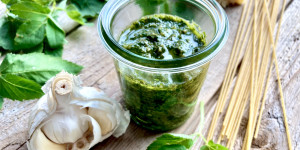 Beitragsbild des Blogbeitrags Giersch Pesto – ein leckeres Wildkraut Rezept 