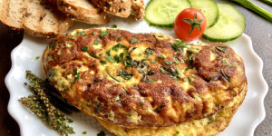 Beitragsbild des Blogbeitrags Omelette Rezept mit Spitzwegerich & Breitwegerich 