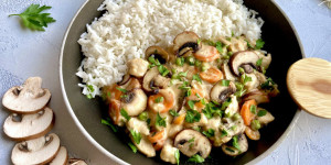 Beitragsbild des Blogbeitrags Champignon Pfanne mit Reis