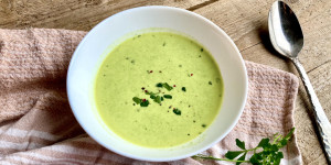 Beitragsbild des Blogbeitrags Wildkräutersuppe aus Wiesenschaumkraut