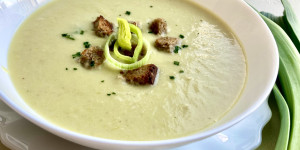 Beitragsbild des Blogbeitrags Lauchcremesuppe mit Croûtons 