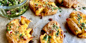 Beitragsbild des Blogbeitrags Smashed Potatoes mit Chimichurri