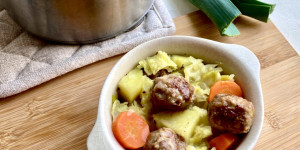Beitragsbild des Blogbeitrags Wirsingeintopf mit Kartoffeln und Fleischbällchen