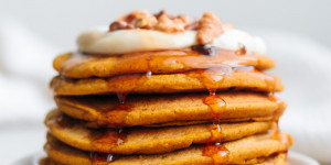 Beitragsbild des Blogbeitrags Kürbis-Pancakes Rezept (vegan)