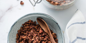 Beitragsbild des Blogbeitrags Veganes Schoko-Bananen-Granola
