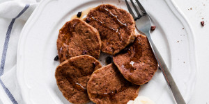 Beitragsbild des Blogbeitrags Vegane Chai-Pancakes mit ganzen Getreidekörnern 