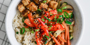 Beitragsbild des Blogbeitrags Teriyaki-Tofu mit Wokgemüse und Vollkornreis