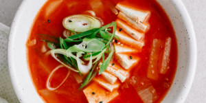 Beitragsbild des Blogbeitrags Kimchi-Suppe mit Tofu (Kimchi Jjigae)