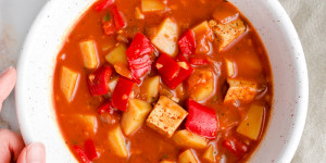 Beitragsbild des Blogbeitrags Veganes Kartoffelgulasch