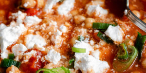 Beitragsbild des Blogbeitrags Veganes Shakshuka mit Kichererbsen und Feta 