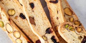 Beitragsbild des Blogbeitrags Vegane Cantuccini mit Pistazien und Cranberrys