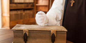 Beitragsbild des Blogbeitrags Klosterbibliothek Maria Langegg: Schlag nach, schlag auf, schlag drauf!