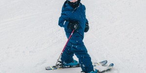 Beitragsbild des Blogbeitrags Skiing with kids: Tips & Hacks 