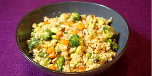 Beitragsbild des Blogbeitrags Gesunder Gemüsereis mit Ei – schnelles Rezept