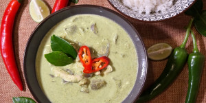 Beitragsbild des Blogbeitrags Thailändisches Grünes Curry – einfaches 30 min Rezept 